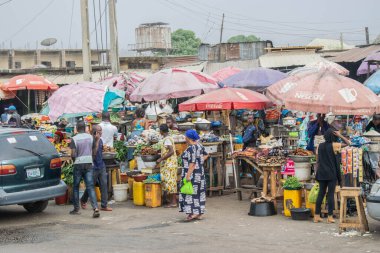 Abuja, Nijerya - 8 Ekim 2022: Afrika 'da bir pazarda alım satım. Nijerya 'da yenilebilir ve bozulabilir gıda pazarı