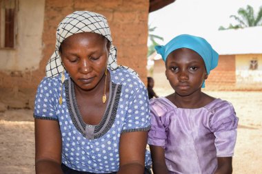 Karara, Nasarawa Eyaleti - 5 Mayıs 2021: Çalışan Afrikalı Anne ve Kızın Portresi