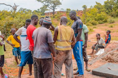 Jos East, Plateau State, Nijerya - 12 Mayıs 2021: Kırsal kesimlerde elle su kuyusu kurulumu. Nijerya Afrika 'daki SDG Hedefleri. Bir grup Afrikalı elle su pompalamaya çalışıyor..