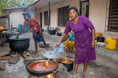Opialu, Benue State, Nijerya - 6 Mart 2021: Çok Çalışkan Afrikalı Kadın Toplumunda Etkinlik Gösteriyor