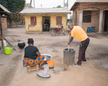 Opialu, Benue State - 6 Mart 2021: Çalışkan yetişkin Afrikalı çift toplumlarında faaliyet gösterdi