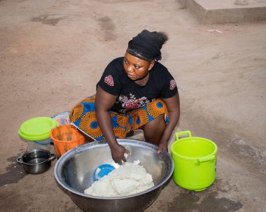 Opialu, Benue State - 6 Mart 2021: Çok Çalışkan Afrikalı Kadın Toplumunda Etkinlik Gösteriyor