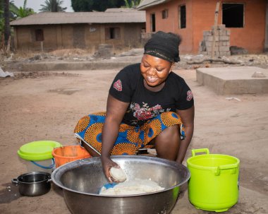 Opialu, Benue State - 6 Mart 2021: Çok Çalışkan Afrikalı Kadın Toplumunda Etkinlik Gösteriyor