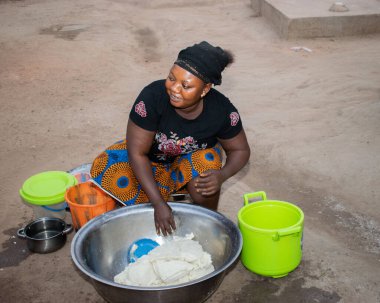 Opialu, Benue State - 6 Mart 2021: Çok Çalışkan Afrikalı Kadın Toplumunda Etkinlik Gösteriyor