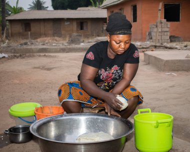 Opialu, Benue State - 6 Mart 2021: Çok Çalışkan Afrikalı Kadın Toplumunda Etkinlik Gösteriyor