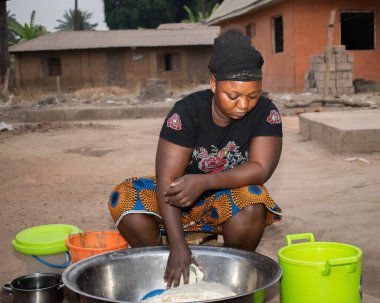 Opialu, Benue State - 6 Mart 2021: Çok Çalışkan Afrikalı Kadın Toplumunda Etkinlik Gösteriyor