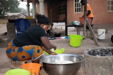 Opialu, Benue State - 6 Mart 2021: Çok Çalışkan Afrikalı Kadın Toplumunda Etkinlik Gösteriyor