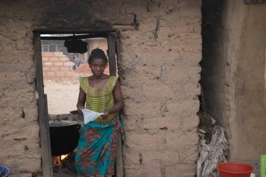 Opialu, Benue State, Nijerya - 6 Mart 2021: Çok Çalışkan Afrikalı Kadın Toplumunda Etkinlik Gösteriyor
