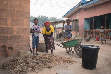 Opialu, Benue State - 6 Mart 2021: Afrikalı Anne ve Çocuklar Birlikte Çalışıyor