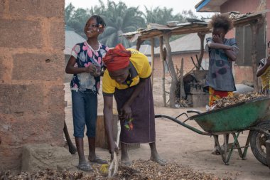 Opialu, Benue State - 6 Mart 2021: Afrikalı Anne ve Çocuklar Birlikte Çalışıyor