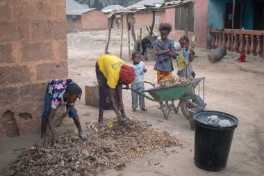 Opialu, Benue State - 6 Mart 2021: Afrikalı Anne ve Çocuklar Birlikte Çalışıyor
