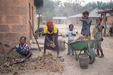Opialu, Benue State - 6 Mart 2021: Afrikalı Anne ve Çocuklar Birlikte Çalışıyor