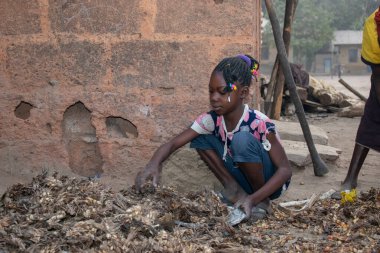Opialu, Benue State - 6 Mart 2021: Afrikalı Çocuk Çalışması