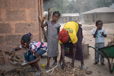 Opialu, Benue State - 6 Mart 2021: Afrikalı Anne ve Çocuklar Birlikte Çalışıyor
