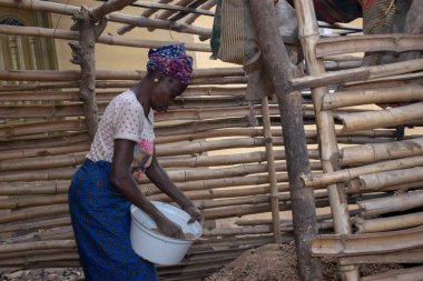 Opialu, Benue State - 6 Mart 2021: Çok Çalışkan Afrikalı Kadın Toplumunda Etkinlik Gösteriyor