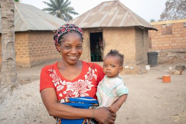 Opialu, Benue State - 6 Mart 2021: Annesiyle Afrikalı Çocuk