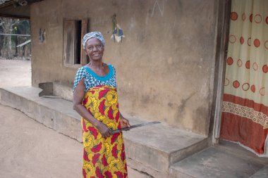 Opialu, Benue State, Nijerya - 6 Mart 2021: Çok Çalışkan Afrikalı Kadın Toplumunda Etkinlik Gösteriyor
