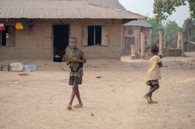 Opialu, Benue State - 6 Mart 2021: Afrikalı Çocuklar iyi vakit geçiriyor