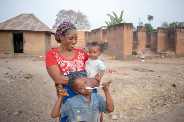 Opialu, Benue State - 6 Mart 2021: Annesiyle Afrikalı Çocuklar