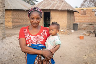 Opialu, Benue State - 6 Mart 2021: Annesiyle Afrikalı Çocuk