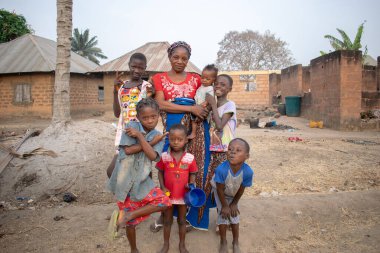 Opialu, Benue State - 6 Mart 2021: Annesiyle Afrikalı Çocuklar