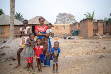 Opialu, Benue State - 6 Mart 2021: Annesiyle Afrikalı Çocuklar