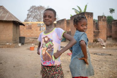 Opialu, Benue State - 6 Mart 2021: Afrikalı Çocuklar iyi vakit geçiriyor