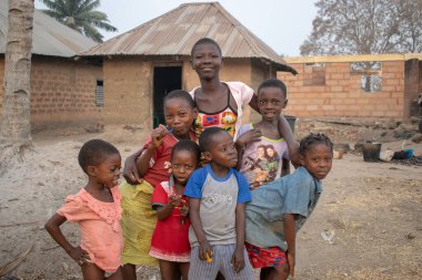 Opialu, Benue State - 6 Mart 2021: Afrikalı Çocuklar iyi vakit geçiriyor