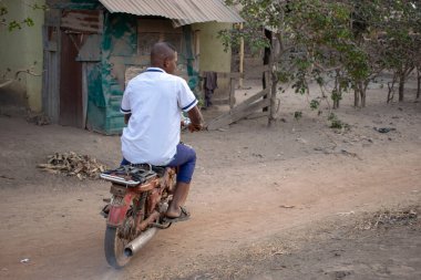 Opialu, Benue State - 6 Mart 2021: Motosiklete Binen Afrikalı Bir Öğrencinin Portresi