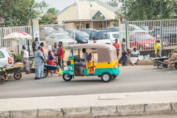 Jos, Plateau State - 18 Mart 2021: Keke Napep (Rickshaw) Nijerya 'da banliyö yolunda yolcu taşıyor