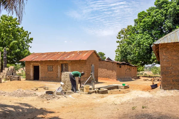Karara Nasarawa State 2021 African Man Constructing Hand Pump Borewell — 스톡 사진