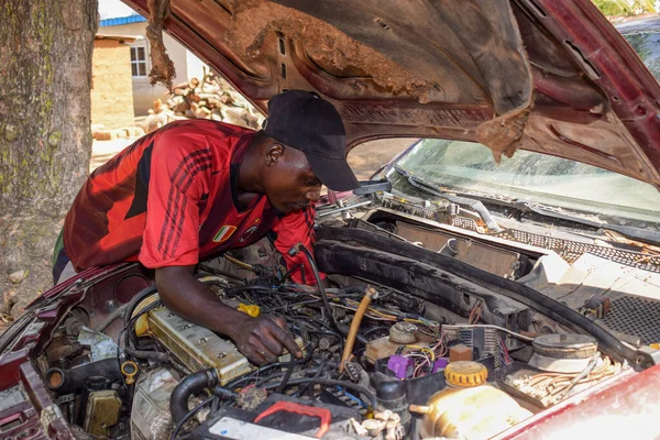 Karara Nasarawa State May 2021 African Male Mechanic Fixing Car — Stock Photo, Image