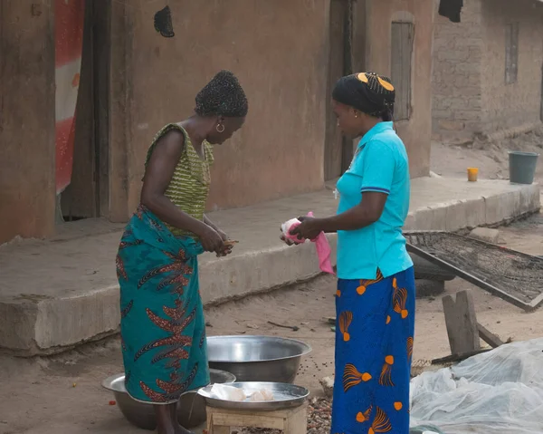 Opialu, Benue State - 6 Mart 2021: Çok Çalışkan Afrikalı Kadınlar Toplumunda Etkinlik Gösterdiler