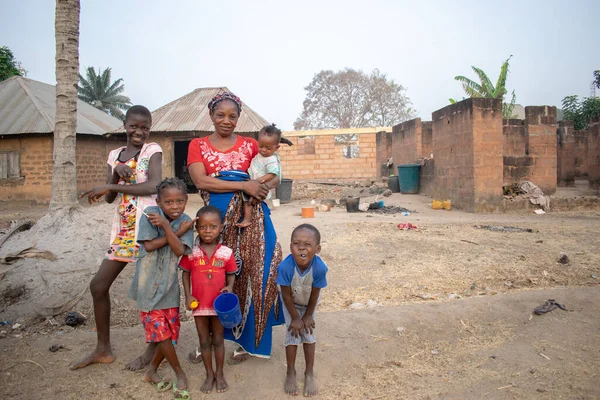 Opialu Benue State Marzo 2021 Niños Africanos Con Madre —  Fotos de Stock