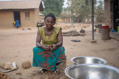 Opialu, Benue State - 6 Mart 2021: Geleneksel Giyinen Afrikalı Kadın Palm Kernel Tohumlarını İşleme İçin Sıraladı