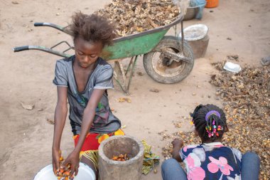 Opialu, Benue State - 6 Mart 2021: Afrikalı Anne ve Çocuklar Birlikte Çalışıyor