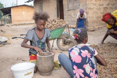 Opialu, Benue State - 6 Mart 2021: Afrikalı Anne ve Çocuklar Birlikte Çalışıyor