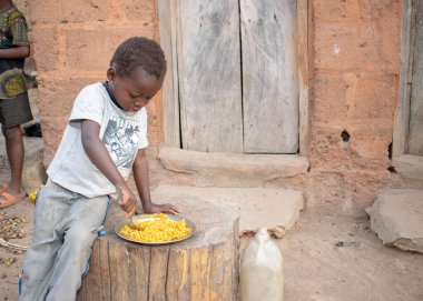 Opialu, Benue State, Nijerya - 6 Mart 2021: Nijerya 'nın Opialu köyündeki şirin Afrikalı çocuğun portresi