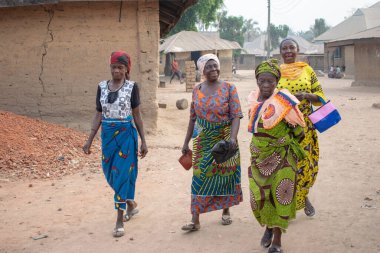 Opialu, Benue State, Nijerya - 6 Mart 2021: Geleneksel Giyinen Afrikalı Kadınlar