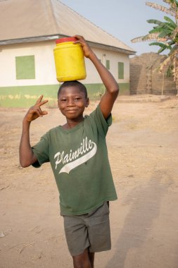 Opialu, Benue State, Nijerya - 6 Mart 2021: Nijerya 'nın Opialu köyündeki şirin Afrikalı çocuğun portresi