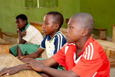 Opialu, Benue State, Nijerya - 6 Mart 2021: Öğrencilerine kırsal kesimde İngilizce öğreten Afrikalı öğretmen