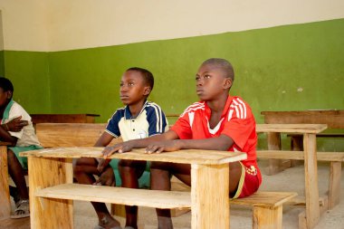 Opialu, Benue State, Nijerya - 6 Mart 2021: Öğrencilerine kırsal kesimde İngilizce öğreten Afrikalı öğretmen