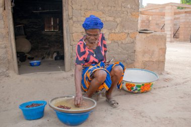 Opialu, Benue State, Nijerya - 6 Mart 2021: Çok Çalışkan Afrikalı Kadın Toplumunda Etkinlik Gösteriyor
