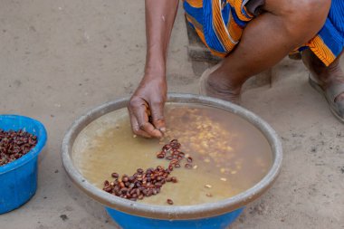 Opialu, Benue State, Nijerya - 6 Mart 2021: Çok Çalışkan Afrikalı Kadın Toplumunda Etkinlik Gösteriyor