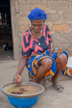 Opialu, Benue State, Nijerya - 6 Mart 2021: Çok Çalışkan Afrikalı Kadın Toplumunda Etkinlik Gösteriyor