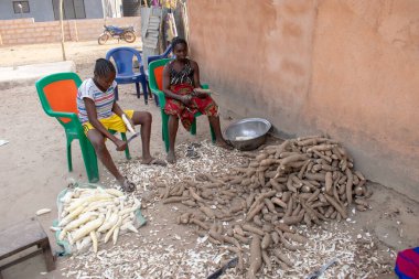 Opialu, Benue State - 6 Mart 2021: Afrikalı Kadınlar Sabah İşleri