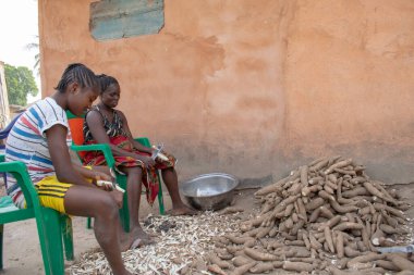 Opialu, Benue State - 6 Mart 2021: Afrikalı Kadınlar Sabah İşleri