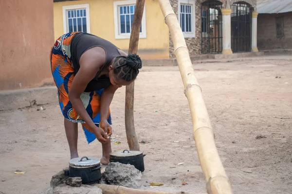 Opialu Estado Benue Março 2021 Mulher Africana Madura Cozinhando Livre — Fotografia de Stock