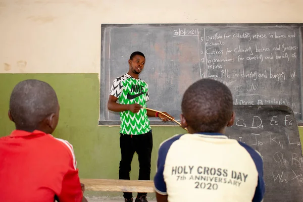 Opialu Benue State Nigeria Maaliskuuta 2021 Afrikkalainen Opettaja Opettaa Oppilailleen — kuvapankkivalokuva
