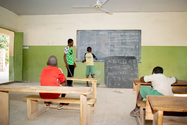 Opialu Benue State Nigeria März 2021 Afrikanischer Lehrer Unterrichtet Seine — Stockfoto